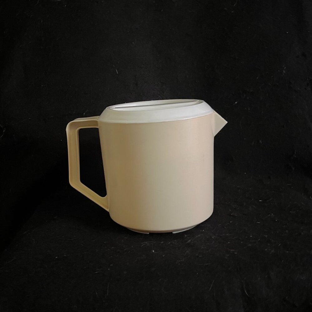 Vintage Rubbermaid Pitcher w/Lid - Picture 3 of 8